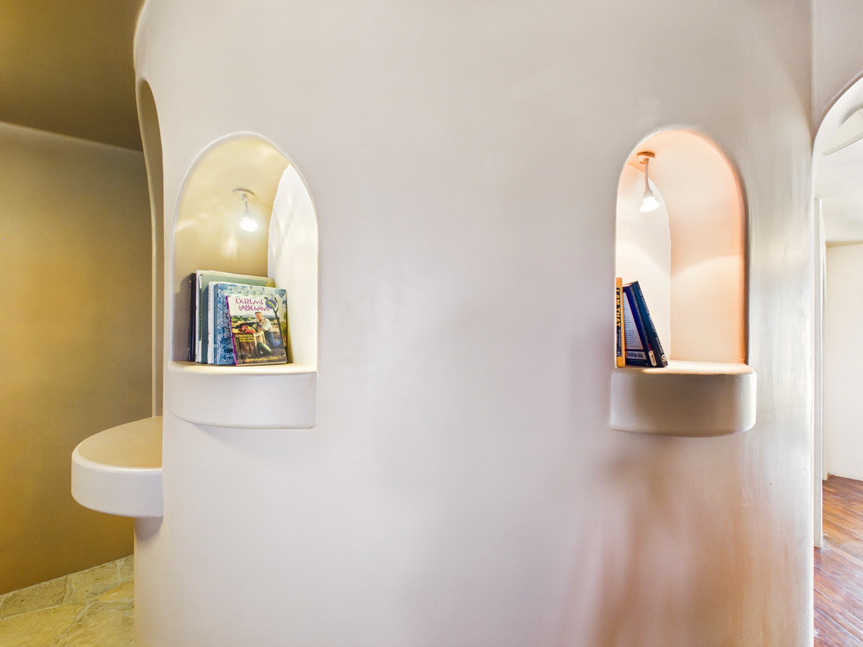 Lit display nichos